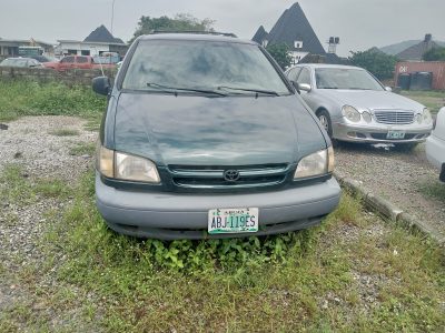 Toyota sienna bus